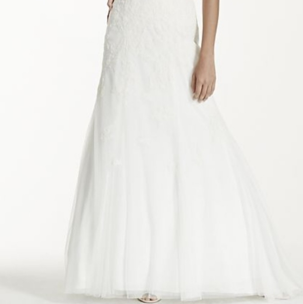 David's Bridal Cap Sleeve Lace Wedding Dress With Keyhole Back - Picture 2 of 6